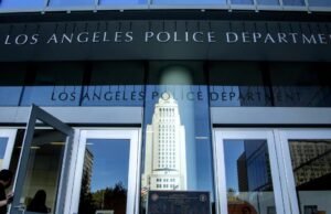 A polícia de Los Angeles disse que ele ficou tão ferido que não conseguiu trabalhar e depois saltou de paraquedas, disse o promotor