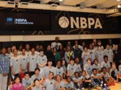 Deandre Ayton, do Lakers, torna este dia especial para as crianças no acampamento