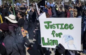 Liam Conejo Ramos, de 5 anos, e seu pai, por ordem do juiz, foram libertados pelo ICE e retornaram para Minnesota.
