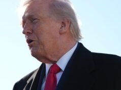 O processo visa impedir a renovação de campos de golfe públicos em Washington por Trump