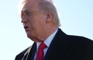O processo visa impedir a renovação de campos de golfe públicos em Washington por Trump