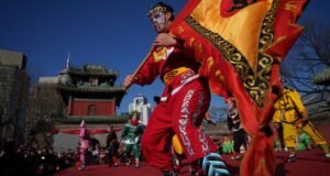 Orações, robôs e festas de ano novo começam no ano do cavalo