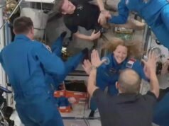 4 astronautas chegam à estação espacial para substituir a tripulação evacuada