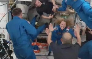 4 astronautas chegam à estação espacial para substituir a tripulação evacuada