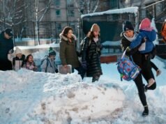 O nordeste dos Estados Unidos está sofrendo com fortes tempestades que interromperam voos e cancelaram escolas