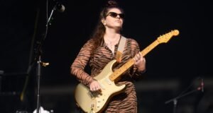 Bethany Cosentino, da Best Coast, zomba da Wasserman Music, citando conexões com Epstein