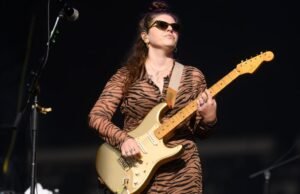 Bethany Cosentino, da Best Coast, zomba da Wasserman Music, citando conexões com Epstein