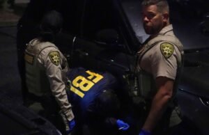 O DNA obtido de luvas encontradas perto da casa de Guthrie parecia corresponder às luvas usadas pelo suspeito, disse o FBI