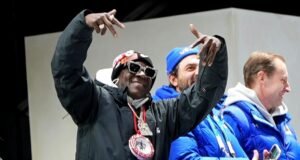 Flavor Flav celebra os esportes femininos em Las Vegas. Aqui está o porquê