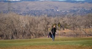 A seca de neve no oeste dos EUA levanta preocupações sobre fontes de escassez de água e incêndios florestais