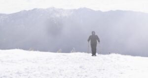 À medida que as tempestades de inverno se aproximam, os alpinistas ficam fora dos limites das rotas de neve do Monte Baldy