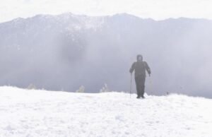 À medida que as tempestades de inverno se aproximam, os alpinistas ficam fora dos limites das rotas de neve do Monte Baldy