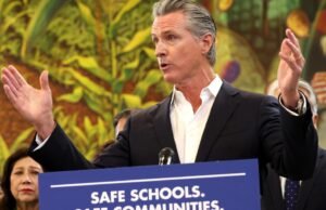 Newsom está caminhando na linha tênue em relação à saúde dos imigrantes enquanto analisa uma candidatura presidencial