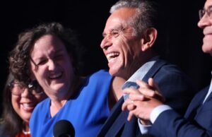 Os democratas que buscam suceder Newsom estão fazendo algo diferente