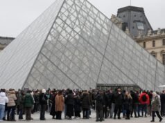 Diretor do Museu do Louvre renunciou após roubo de coroa francesa em outubro