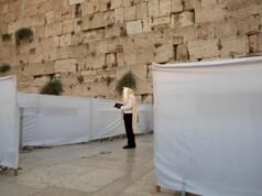 Parlamento israelense toma medidas para proibir orações entre pessoas do mesmo sexo no Muro das Lamentações em Jerusalém