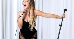 A co-estrela de ‘Girls Gotta Eat’, Rayna Greenberg, aproveita o maior susto da comédia stand-up