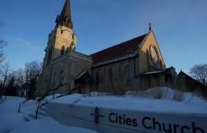 Atty. A general Pam Bondi anunciou a acusação de outras 30 pessoas que protestaram na igreja de Minnesota