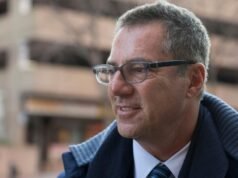 O presidente do escritório de advocacia, Paul Weiss, renunciou por causa de e-mails com Epstein