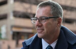 O presidente do escritório de advocacia, Paul Weiss, renunciou por causa de e-mails com Epstein