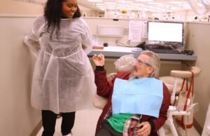 As doenças dentárias levaram a uma visão terrível: seu sistema dentário fica cheio de cáries à medida que você envelhece