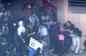 Oficial federal ferido em confronto com manifestantes no centro de Los Angeles durante greve estudantil