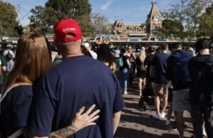 Duelando com MAGA, banda Raza convoca encontro de sábado na Disneylândia
