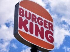 Burger King testa fone de ouvido com IA que reconhecerá quando os funcionários disserem ‘bem-vindo’ e ‘obrigado’