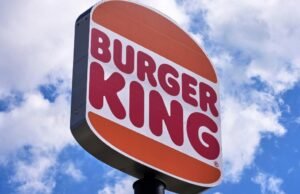 Burger King testa fone de ouvido com IA que reconhecerá quando os funcionários disserem ‘bem-vindo’ e ‘obrigado’
