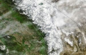Imagens de satélite mostram neve nas montanhas da Califórnia após a tempestade