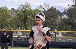 Preparação para beisebol/softbol: o apanhador Carson Sheffer corresponde às expectativas para a estreia