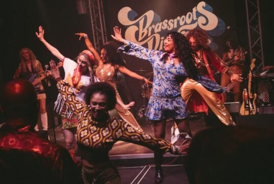 O ‘Brassroots District’ é uma chance de viver seus sonhos funk dos anos 70