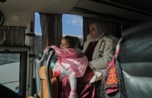 Palestinos fazem fila na passagem de Rafah após o primeiro dia de reabertura da fronteira Gaza-Egito