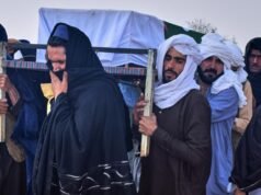 O Paquistão lançou ataques aéreos no Afeganistão, supostamente matando 300 pessoas