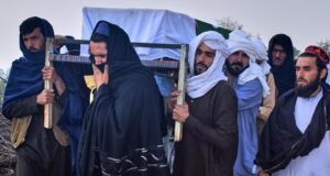 O Paquistão lançou ataques aéreos no Afeganistão, supostamente matando 300 pessoas