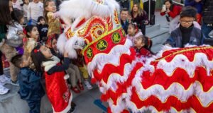 Idosos asiáticos podem ser vítimas de assaltos a caixas eletrônicos durante o Ano Novo, alerta