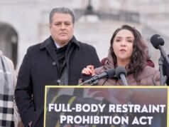 O novo projeto de lei visa proibir o DHS de usar restrições de corpo inteiro