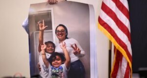 O deputado Swalwell condenou a deportação de crianças surdas, fazendo com que trabalhadores entregassem aparelhos auditivos para a Colômbia