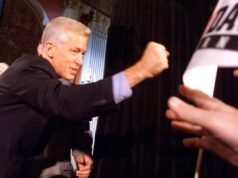 Gray Davis venceu de forma convincente na corrida para governador da Califórnia