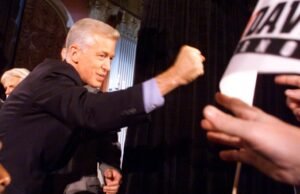 Gray Davis venceu de forma convincente na corrida para governador da Califórnia
