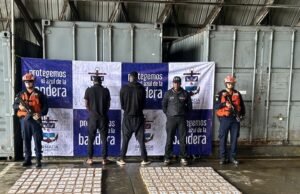 A Marinha colombiana apreendeu mais de 50 milhões de dólares em coca no Pacífico: foi assim que foram interceptados os dois navios que transportavam a droga.