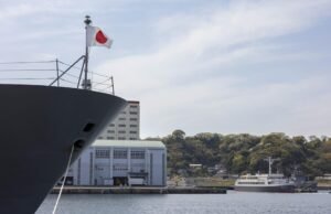 Araqchi garante que o Irã está pronto para facilitar a passagem de navios japoneses pelo Estreito de Ormuz