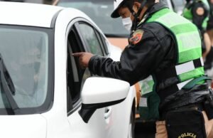 Os motoristas que não cederem aos veículos de incêndio e de emergência podem enfrentar multas caras e danos aos seus registros.