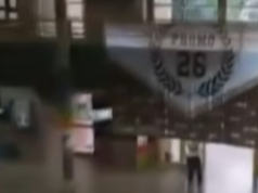 Primeiro vídeo de tiroteio na escola de Santa Fé e menino correndo atrás de tiro