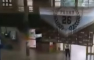 Primeiro vídeo de tiroteio na escola de Santa Fé e menino correndo atrás de tiro