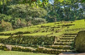 O chefe do ministério realiza uma reunião estratégica com o chefe do parque nacional para avançar projetos que visam garantir a proteção do património arqueológico e o fortalecimento das instituições públicas de acordo com os padrões internacionais.