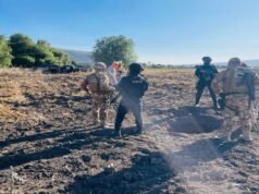 Um sujeito que guardava uma arma longa revelou um local onde foram encontrados mais de 100 mil huachicols em Guanajuato