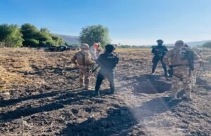 Um sujeito que guardava uma arma longa revelou um local onde foram encontrados mais de 100 mil huachicols em Guanajuato