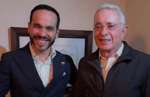 Abelardo de la Espriella se recusa a brigar com Álvaro Uribe e defende sua independência: “Ele vende os painéis dele, eu vendo os meus”