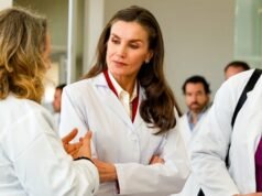 Letizia usa jaleco em Almería e mostra que o vermelho ainda é seu amigo